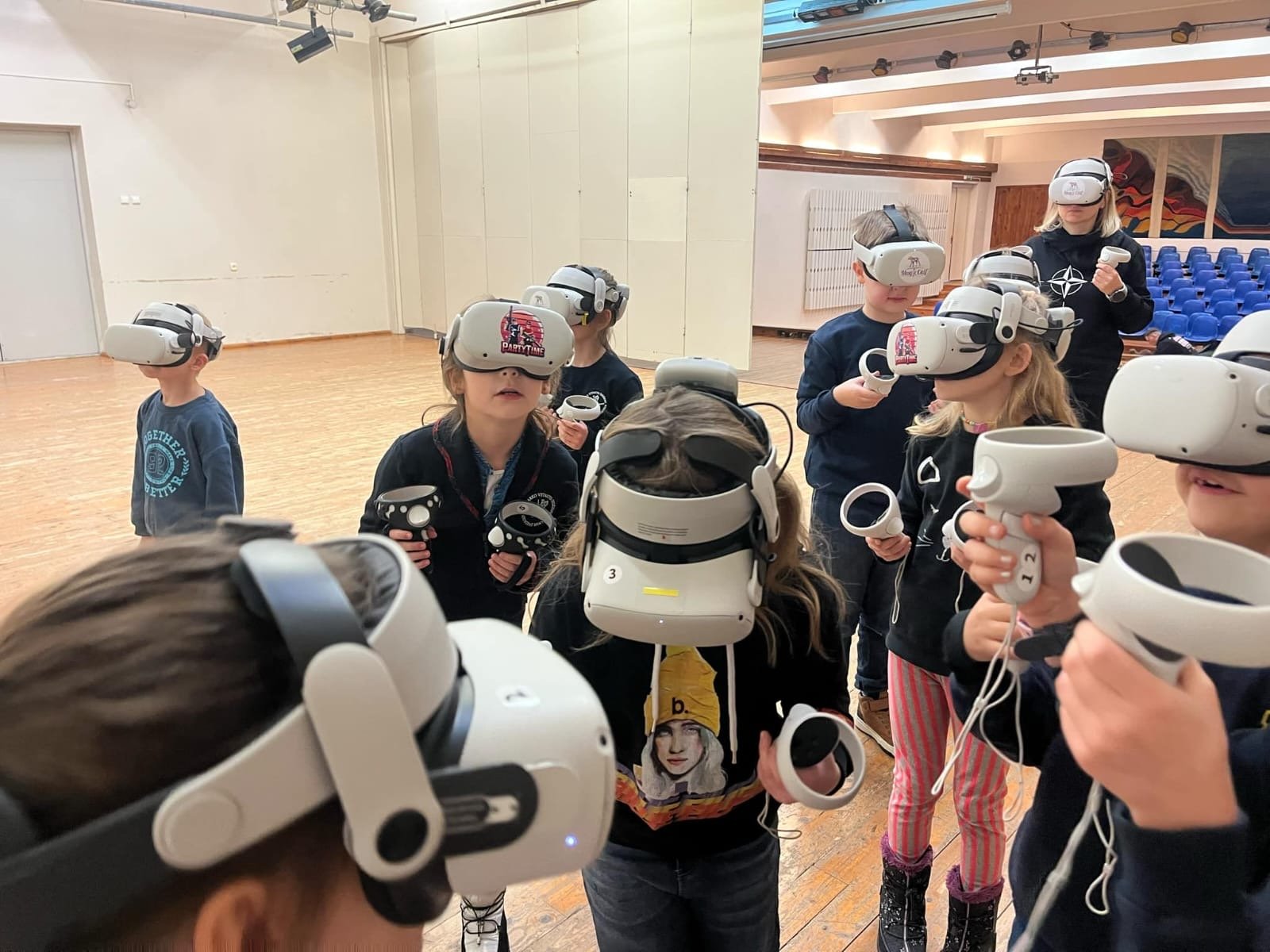 Dzieci korzystające z gogli VR podczas edukacji