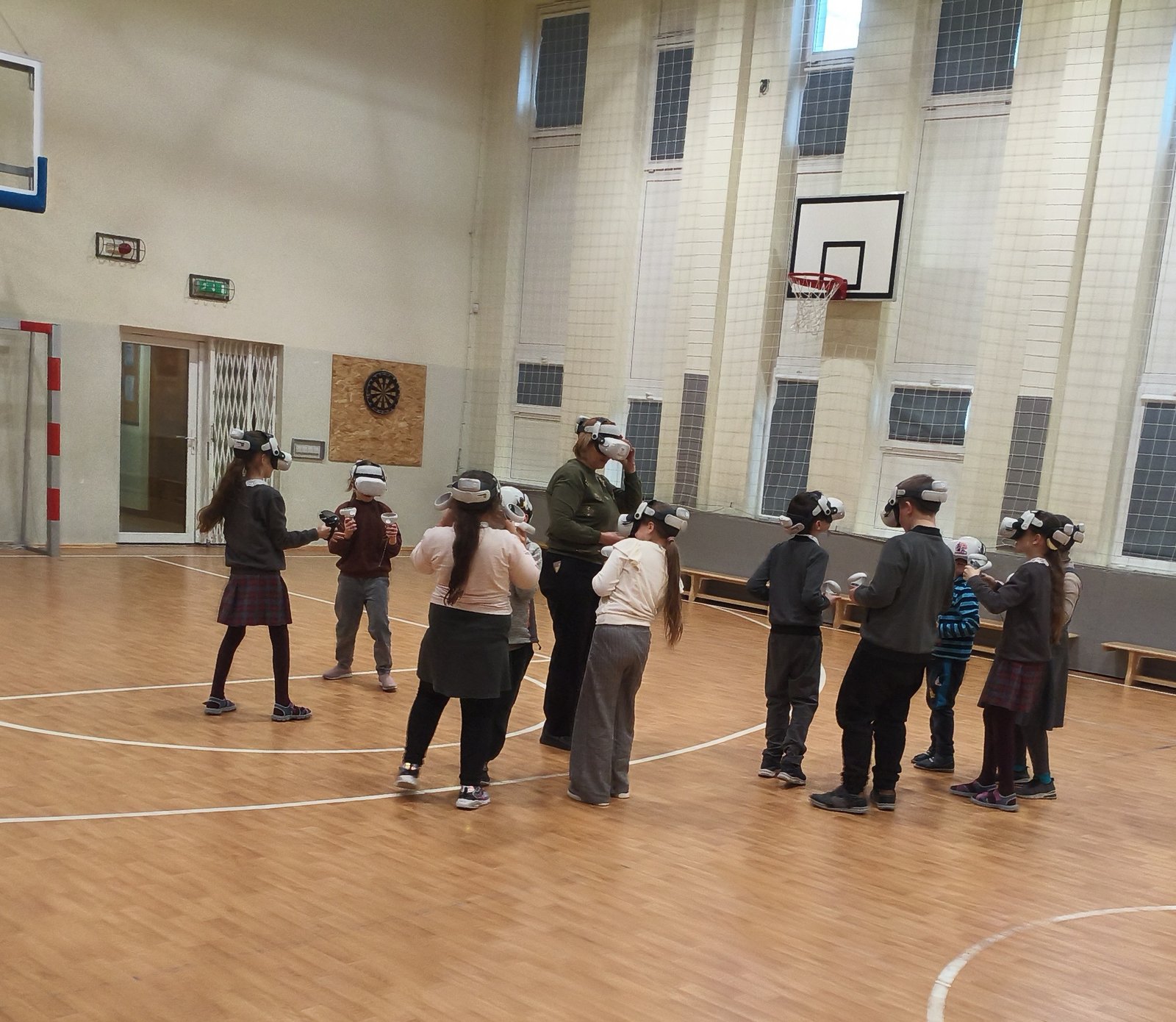 Mobilne zajęcia VR w szkolnej sali sportowej